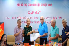 El grupo de veteranos estadounidenses entrega 20 conjuntos de documentos que detallan a los soldados vietnamitas caídos en los campos de batalla del sur. (Fuente: qdnd.vn) 