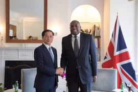 El viceprimer ministro y canciller de Vietnam, Bui Thanh Son y el secretario de Estado de Asuntos Exteriores, de Mancomunidad y de Desarrollo del Reino Unido, David Lammy (Fuente: baochinhphu.vn)