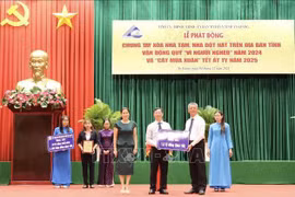 Líderes de la provincia de An Giang reciben donaciones de individuos y organizaciones (Fuente: VNA) 