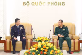 En el encuentro entre el coronel general Pham Hoai Nam (derecha), viceministro de Defensa de Vietnam y el mayor general Aoi Kei, comandante del Comando del Sistema Directivo de Información de la Fuerza Terrestre de Autodefensa de Japón (Fuente: https://www.qdnd.vn/) 