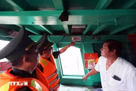 La Guardia Fronteriza de la puerta fronteriza de Cat Lo en la provincia de Vung Tau supervisa el dispositivo de monitoreo en un barco pesquero (Fuente: VNA)