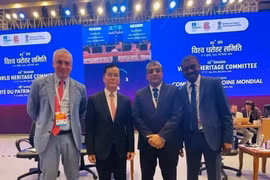 Ha Kim Ngoc, presidente de la Comisión Nacional de Vietnam para la UNESCO, y algunos líderes de la UNESCO en la 46ª sesión del CPM de la UNESCO en Nueva Delhi, organizada en la India. (Fuente: VNA)