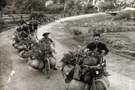 El pueblo vietnamita en pleno participó junto a los combatientes en una de las tareas más importantes de la guerra: el aprovisionamiento del frente. (Foto: Getty Images)