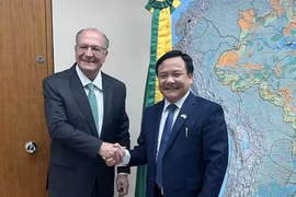 El embajador vietnamita Bui Van Nghi y el vicepresidente brasileño, Geraldo Alckmin (Fuente: VNA)