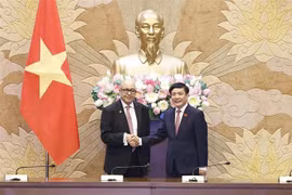 El secretario general de la Asamblea Nacional de Vietnam, Bui Van Cuong y Najib El Khadi, secretario general de la Cámara de Representantes de Marruecos (Fuente: VNA)