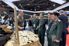 La delegación vietnamita visita un stand de la exposición de industria de defensa Eurosatory (Fuente: VNA)