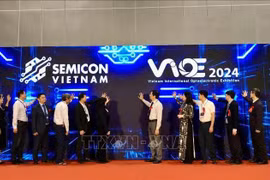 En la ceremonia de inauguración de la exposición (Fuente: VNA)