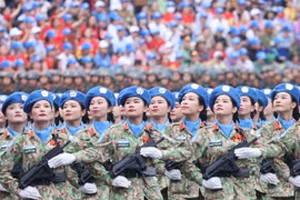La Fuerza de Mantenimiento de la Paz en el desfile para celebrar el 70 aniversario de la Victoria de Dien Bien Phu (7 de mayo de 1954-2024) (Foto: VNA) 