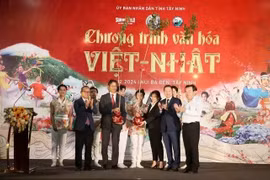 La entrega simbólica de 200 cerezos japoneses a la provincia de Tay Ninh (Fuente: VNA) 