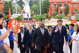 El presidente de Mozambique, Filipe Jacinto Nyusi, visita la Academia Nacional de Política Ho Chi Minh (Fuente: VNA)