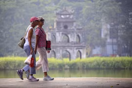 Espacio peatonal alrededor del lago Hoan Kiem, un destino cultural y turístico atractivo de Hanoi