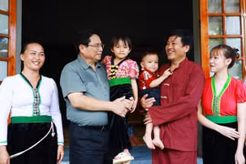El primer ministro Pham Minh Chinh visita la familia de Xa Van Vong, de la etnia Tay, en el distrito de Da Bac (Fuente: VNA)