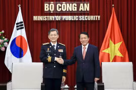 El coronel general Luong Tam Quang, ministro de Seguridad Pública de Vietnam, y el comisionado general de la Agencia Nacional de Policía de Corea del Sur, Cho Ji Ho. (Fuente: VNA)