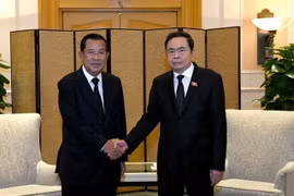 El presidente de la Asamblea Nacional, Tran Thanh Man, y el presidente del Partido Popular de Camboya (PPC) y titular del Senado de ese país, Samdech Techo Hun Sen (Fuente: VNA)
