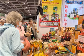 Los visitantes en un stand de Vietnam en la Feria de alimentos vegetarianos de Asia en Hong Kong (China) (Fuente: VNA)