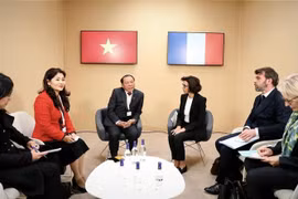 El ministro de Cultura, Deportes y Turismo de Vietnam, Nguyen Van Hung y la ministra francesa de Cultura, Rachida Dati (Fuente: VNA) 