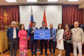 La embajada de Vietnam en Eslovaquia entrega los 17 mil 95 euros, donados por la comunidad vietnamita aquí (Fuente: VNA)