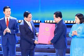 El primer ministro Pham Minh Chinh entrega el plan maestro provincial para 2021-2030 con una visión hacia 2050. (Fuente: VNA)