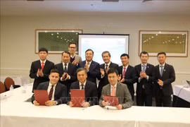 En la firma del memorando de entendimiento sobre cooperación entre la provincia de Nam Dinh, la Corporación de Telecomunicaciones y Tecnologias Saigon (SaiGonTel) y la Consultoría Global de Australia. (Fuente: VNA)