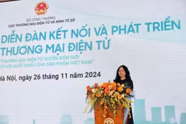 Le Hoang Oanh, jefa del Departamento de Comercio Electrónico y Economía Digital, pronuncia un discurso en el foro(Fuente: VNA)