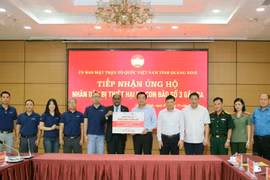 En la ceremonia de entrega de la donación de Wilmar CLV a Quang Ninh (Foto: baoquangninh.vn)