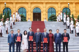 El secretario general del Partido Comunista y presidente de Vietnam, To Lam, y los nuevos embajadores vietnamitas en el extranjero (Fuente: VNA)