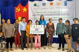 La entrega de casas a los residentes de la comuna de Khanh Lam (Fuente: Vietnamnet)