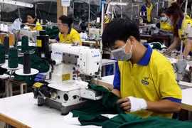 En una fábrica de confecciones y textiles de Vietnam (Fuente: VNA)
