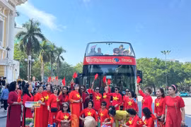 Las mujeres vietnamitas llevan puestas los Ao Dai y disfrutan del recorrido turístico en autobús de dos pisos (Fuente: hanoimoi.vn)