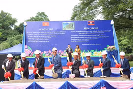 En la ceremonia de la palada inicial para la construcción del Centro de Investigación Científica y Capacitación en la Universidad Nacional de Laos (Fuente: VNA)