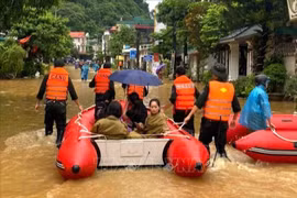 El rescate a víctimas del tifón Yagi en la provincia de Ha Giang (Fuente: VNA)