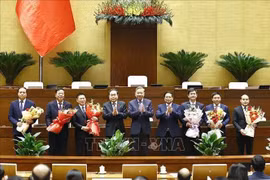 El secretario general del Partido Comunista de Vietnam, To Lam y el primer ministro Pham Minh Chinh felicitan al nuevo personal (Fuente: VNA)