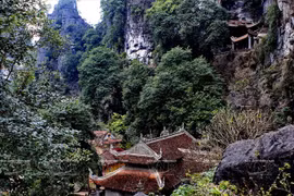 Antigua pagoda en seno de patrimonio mundial Trang An