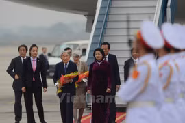 Primeras actividades de emperador y emperatriz de Japón en Hanoi