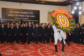 Dirigentes y ciudadanos vietnamitas rinden homenaje póstumo al extinto primer ministro Phan Van Khai