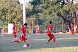 [Foto] Equipo nacional de fútbol de Vietnam prepara para primer partido con Laos en AFF Suzuki Cup