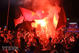 [Fotos] Fanáticos vietnamitas celebran cuarta victoria consecutiva de selección de fútbol en ASIAD