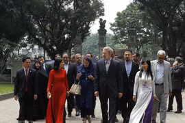 [Fotos] Presidente del Parlamento de Irán visita destinos históricos en Hanoi