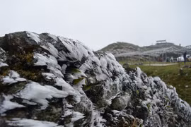 Cima de montaña de Mau Son cubierta de nieves