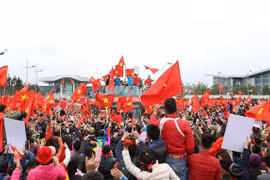 [Fotos] Vietnam en pie para dar bienvenida a sus gladiadores en rojo 