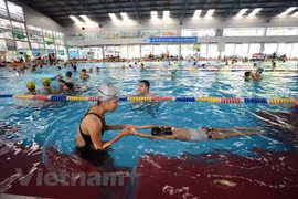 Intensa ola de calor aumenta número de bañistas en piscinas en Hanoi