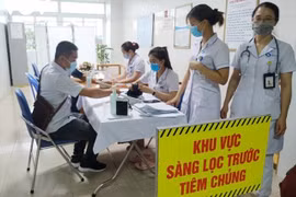 Trabajadores del turismo en provincia vietnamita reciben vacunas contra COVID-19