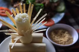 Arroz en cañas de bambú, plato especial de etnia Muong en Vietnam
