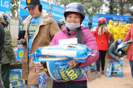 Empresa minorista vietnamita y socios globales ofrecen regalos del Tet a hogares pobres 
