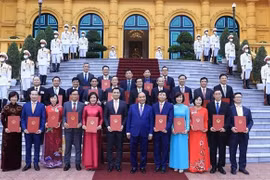 Confieren título de embajador a funcionarios y jefes de misiones representativas vietnamitas