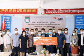 Empresa vietnamita Unitel ayuda a mejorar la calidad de escuela bilingüe en Laos