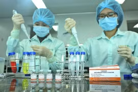 Vietnam por agilizar vacunación y suministro de medicamentos contra el COVID-19