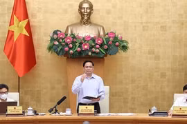 Primer Ministro vietnamita insta a tomar nuevas soluciones en la lucha contra el COVID-19