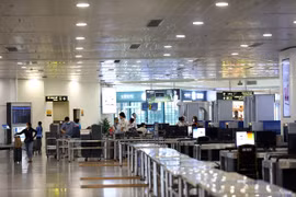 Eximen de cuarentena a personas permitidas a entrar a Vietnam por corta estancia