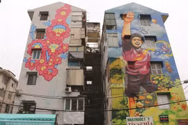 Murales coloridos embellecen antiguos edificios en Ciudad Ho Chi Minh